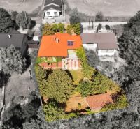 Priestranné rodinné bývanie v Lehote pri Nitre - Rodinný dom v Nitre s červenou strechou a zelenou záhradou.