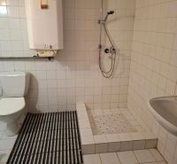 PREDAJ - Záhradná chata na Devínskej ceste  - Kúpeľňa so sprchovým kútom, keramickou dlažbou a bojlerom, Záhrady.
