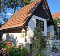 PREDAJ - Záhradná chata na Devínskej ceste  - Vidiecky domček so záhradou, kvetmi a stromami v oblastiach Bratislava - Devínska Nová Ves.