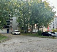 PREDAJ - Garáž na ulici Medveďovej v Petržalke - Parkovisko a garáže obklopené stromami na Medveďovej ulici, Bratislava - Petržalka.