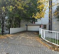PREDAJ - Garáž na ulici Medveďovej v Petržalke - Garáže na Medveďovej ulici v Bratislave - Petržalke obklopené jesennými stromami.