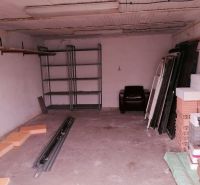 PREDAJ - Veľká murovaná garáž aj s pozemkom na ul. Rušňová - Rača - Garáž so skladovacím priestorom a stavebným materiálom, bez auta a v Bratislave-Rači.