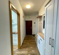 PRENÁJOM - 3-izbový byt priamo v centre Nitry s parkovaním a balkónom - Chodba 3-izbového bytu s podlahou s dreveným dekorom a bielymi skriňami.