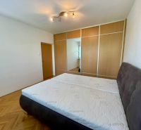 PRENÁJOM - 3-izbový byt priamo v centre Nitry s parkovaním a balkónom - Spálňa v 3-izbovom byte s veľkou posteľou a vstavanou skriňou.