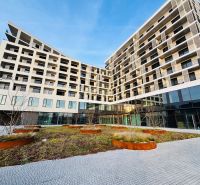 NA PREDAJ | 3izb. veľkometrážny ateliér | Prístavná ulica - Budova s modernou architektúrou na Prístavnej v Bratislave - Ružinove, obklopená zeleňou.
