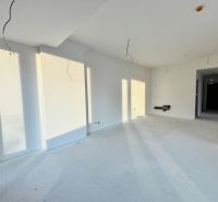 NA PREDAJ | 3izb. veľkometrážny ateliér | Prístavná ulica - Prázdna izba bez podlahy v 3-izbovom byte s bielymi stenami a rozvodmi elektriny.