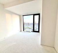 NA PREDAJ | 3izb. veľkometrážny ateliér | Prístavná ulica - Svetlá izba, veľké okno, biele steny, výhľad na exteriér. 3-izbový byt.
