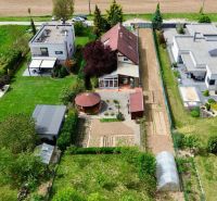 PREDAJ - 4-izbový luxusný rodinný dom s investičným pozemkom  - Rodinný dom v Moravanoch nad Váhom s upravenou záhradou, skleníkom a oplotením.