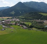 Predaj stavebných pozemkov v Párnici - Párnica, panoráma obklopená horami, pozemky - bývanie, rozľahlé zelené plochy a dedina.