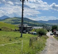Predaj stavebných pozemkov v Párnici - Vidiek v Párnici s pozemkami na bývanie, elektrický stĺp, horská panoráma.