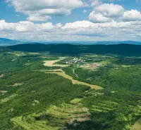 Ábelová (Lučenec) – 93.600 m2 ORNÁ PÔDA a LES - Kopcovitá krajina s poľnohospodárskymi a lesnými pozemkami v okolí obce Ábelová.