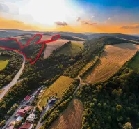 Rokycany – 125.140 m2 LESNÝ POZEMOK v podiele 1/1 - Letecký pohľad na poľnohospodárske a lesné pozemky v Rokycanoch pri západe slnka.