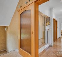 Výnimočný 6-izbový rodinný dom  v Seredi na Rovnej ulici - Interiér rodinného domu s dlažbou a presklenými dverami, chodba vedúca do obývačky.