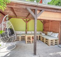 Výnimočný 6-izbový rodinný dom  v Seredi na Rovnej ulici - Záhradný altánok pri rodinnom dome na Rovnej ulici v Seredi s hojdačkou a paletovým sedením.
