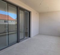 CHORVÁTSKO - Moderné apartmány 80 m od mora - SRIMA, VODICE - Pohľad na priestrannú terasu v 3-izbovom byte s dlažbou a presklenými dverami.