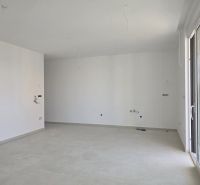 CHORVÁTSKO - Moderné apartmány 80 m od mora - SRIMA, VODICE - Priestranná miestnosť v 3-izbovom byte s bielymi stenami a veľkým oknom.