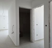CHORVÁTSKO - Moderné apartmány 80 m od mora - SRIMA, VODICE - Chodba v 3-izbovom byte s bielymi stenami a svetlou podlahou.