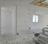 CHORVÁTSKO - Moderné apartmány 80 m od mora - SRIMA, VODICE - Interiér 3-izbového bytu vo výstavbe s rozpracovanými stenami a stropnými inštaláciami.