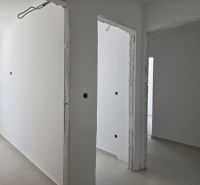 CHORVÁTSKO - Moderné apartmány 80 m od mora - SRIMA, VODICE - Chodba v 3-izbovom byte s bielymi stenami a svetlou podlahou.