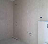 CHORVÁTSKO - Moderné apartmány 80 m od mora - SRIMA, VODICE - Kúpeľňa 3-izbového bytu s hladkými béžovými stenami a prípravou na sanitu.