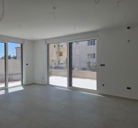 CHORVÁTSKO - Moderné apartmány 80 m od mora - SRIMA, VODICE - Svetlý interiér 3-izbového bytu s veľkými oknami a dlažbou.