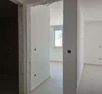 CHORVÁTSKO - Moderné apartmány 80 m od mora - SRIMA, VODICE - Nedokončený interiér 3-izbového bytu s bielymi stenami a svetlými podlahami.
