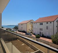 CHORVÁTSKO - Moderné apartmány 80 m od mora - SRIMA, VODICE - Výhľad na more z 3-izbového bytu v Srime s balkónom.