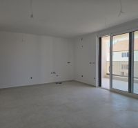 CHORVÁTSKO - Moderné apartmány 80 m od mora - SRIMA, VODICE - Priestranná obývacia izba v 3-izbovom byte so svetlou podlahou a veľkými oknami.