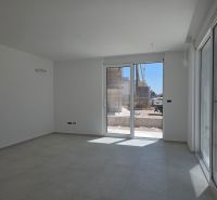 CHORVÁTSKO - Moderné apartmány 80 m od mora - SRIMA, VODICE - Svetlá miestnosť v 3-izbovom byte s veľkými oknami a neutrálnou podlahou.