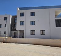 CHORVÁTSKO - Moderné apartmány 80 m od mora - SRIMA, VODICE - Novostavba 3-izbových bytov v meste Srima s čistou bielou fasádou.