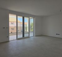 CHORVÁTSKO - Moderné apartmány 80 m od mora - SRIMA, VODICE - Interiér 3-izbového bytu s veľkými oknami a svetlou podlahou.
