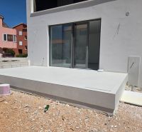 CHORVÁTSKO - Moderné apartmány 80 m od mora - SRIMA, VODICE - Terasa 3-izbového bytu v SRIMA s moderným balkónom a posuvnými dverami.