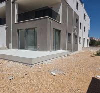 CHORVÁTSKO - Moderné apartmány 80 m od mora - SRIMA, VODICE - Exteriér 3-izbového bytu v meste Srima s modernou terasou.