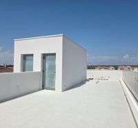 CHORVÁTSKO - Moderné apartmány 80 m od mora - SRIMA, VODICE - Terasa 3-izbového bytu v Srime s výhľadom na okolie a čistou oblohou.
