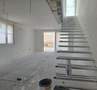 CHORVÁTSKO - Moderné apartmány 80 m od mora - SRIMA, VODICE - Schodisko v 3-izbovom byte so svetlými stenami a plastovým krytom na podlahe.