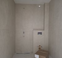 CHORVÁTSKO - Moderné apartmány 80 m od mora - SRIMA, VODICE - Kúpeľňa v 3-izbovom byte s béžovými obkladmi a inštalačnými prípravkami.