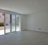 CHORVÁTSKO - Moderné apartmány 80 m od mora - SRIMA, VODICE - Priestranná miestnosť s veľkými oknami a podlahou s dreveným dekorom v 3-izbovom byte.