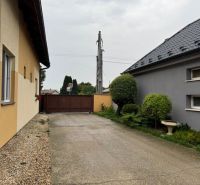 Mezonet v Moste pri Bratislave na  ulici Bratislavská  - Spevnená cesta medzi budovami na Bratislavskej ulici v Moste pri Bratislave.
