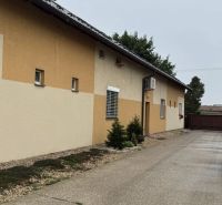 Mezonet v Moste pri Bratislave na  ulici Bratislavská  - Exteriér budovy na ulici Bratislavská, Most pri Bratislave, so štandardnou farbou fasády.