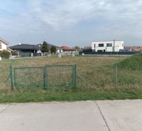Pozemok v Dunajskej Lužnej  - Pozemok na bývanie v Dunajskej Lužnej, obklopený modernými rodinnými domami.