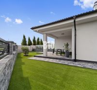 Moderný 4i dom v RED OAK, Lužianky | Kompletné zariadenie! - Trávnatý dvor a terasa rodinného domu v Nitre so záhradným nábytkom.