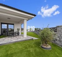 Moderný 4i dom v RED OAK, Lužianky | Kompletné zariadenie! - Rodinný dom v Nitre s terasou, záhradou a moderným oplotením.