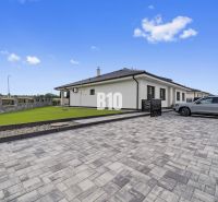 Moderný 4i dom v RED OAK, Lužianky | Kompletné zariadenie! - Rodinný dom v Nitre s dláždeným nádvorím a upraveným trávnikom.