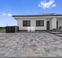 Moderný 4i dom v RED OAK, Lužianky | Kompletné zariadenie! - Rodinný dom v Nitre s kamennou dlažbou a jednoduchým exteriérovým dizajnom.