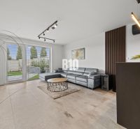 Moderný 4i dom v RED OAK, Lužianky | Kompletné zariadenie! - Obývacia izba s koženou sedačkou a oknami na terasu v rodinnom dome.