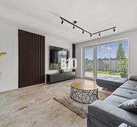 Moderný 4i dom v RED OAK, Lužianky | Kompletné zariadenie! - Obývacia izba v rodinnom dome s pohovkou, televízorom a oknom s výhľadom.