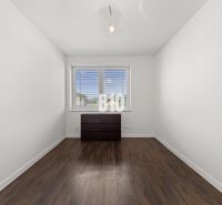 Moderný 4i dom v RED OAK, Lužianky | Kompletné zariadenie! - Izba v rodinnom dome s oknom, komodou a podlahou s dreveným dekorom.