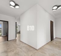 Moderný 4i dom v RED OAK, Lužianky | Kompletné zariadenie! - Interiér rodinného domu s bielymi stenami a dlažbou v neutrálnom odtieni.