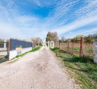 Záhrada/podnikanie?  2.000 m2 pozemok - 3 min. od mesta Nitra - Cesta medzi pozemkami na bývanie v Nitre, medzi oplotením a zelenou vegetáciou.