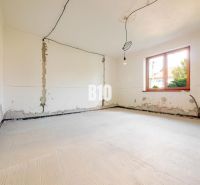 REZERVOVANÉ_RD v Nitre, Veľké Janíkovce – 994 m2 pozemok - Miesto na rekonštrukciu s oknom a osvetlením v rodinnom dome.